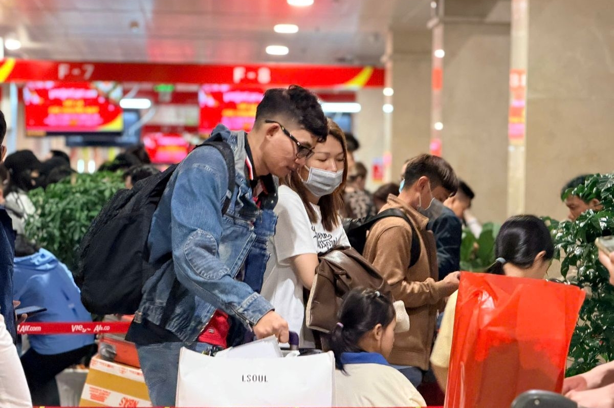 Sân bay Tân Sơn Nhất đông nghịt người từ sáng sớm